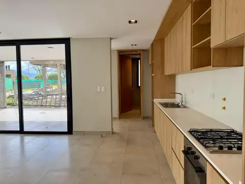 Casa 6 ambientes con 4 baños