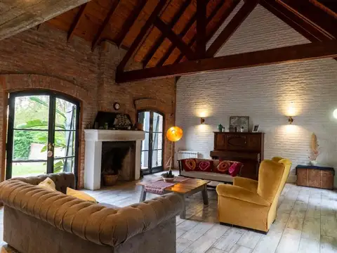 Casa en Venta con 2 cocheras