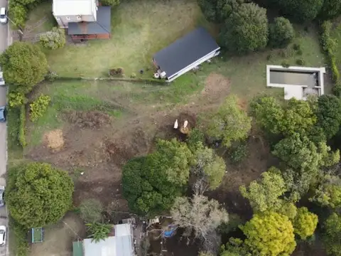 Gran terreno con pileta en zona de costa, a media cuadra de Bv Rivadavia. Todos los servicios