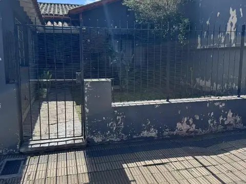 Casa 3 ambientes proxima a centro comercial