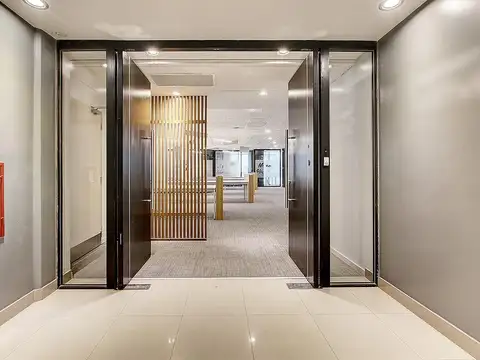 Oficina planta libre de 387 m2 con 7 cocheras a mts de Av del libertador lindero al centro gastronom