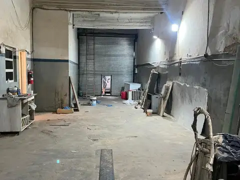 Local de 140m² a la calle, a metros de Av. Córdoba