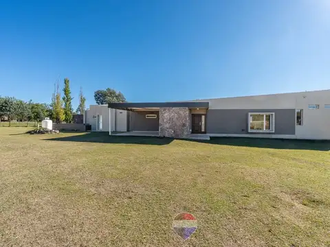 Venta casa categoría + 2 deptos B° Punto Claro