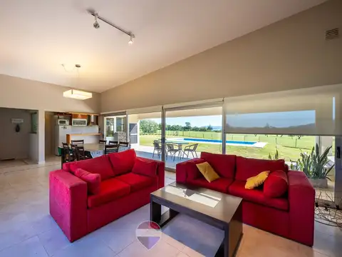 Venta casa categoría + 2 deptos B° Punto Claro