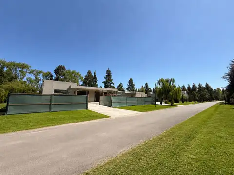 Casa en Venta con 2 cocheras