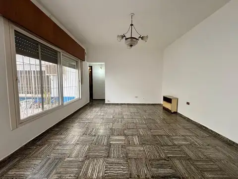 CASA INTERNA A LA VENTA DE DOS DORMITORIOS, PATIO Y COCHERA.