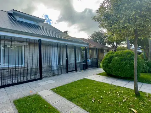 Chalet 4 Ambientes reciclado con patio - Strobel  al 4200