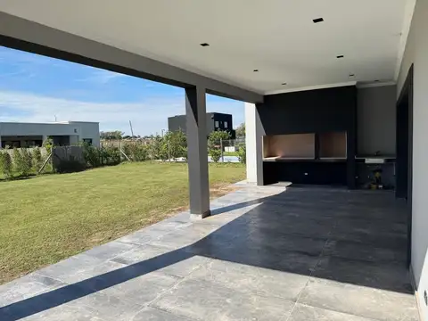 Casa en Venta en Countries y Barrios Cerrados en Presidente Derqui, USD 245.000