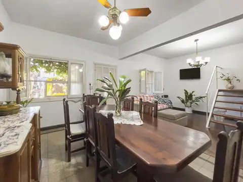 Casa 7 ambientes con 2 baños