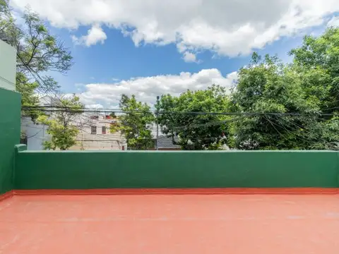 VENTA - CASA  - TERRAZA - COCHERA - SUBTE E - FLORES