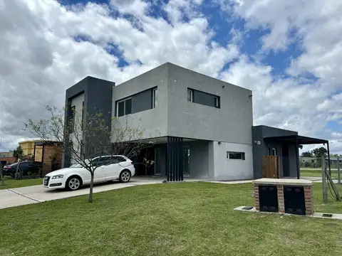 Casa en Venta con 3 cocheras