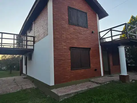 Casa 4 ambientes con 2 baños