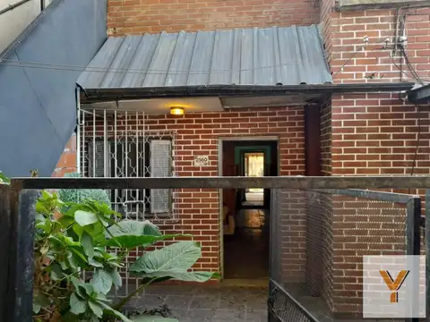 Casa en venta - 4 Dormitorios 3 Baños 1 Cochera - 280Mts2 - Lanús Este