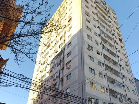 Departamento monoambiente dividido a Refaccionar Luminoso