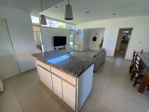 Casa 3 ambientes con 2 baños