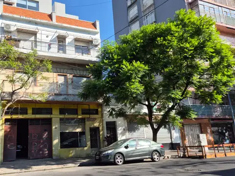 TIPO CASA 3 AMB AL FRENTE CON BALCON - GRAN PATIO Y QUINCHO !