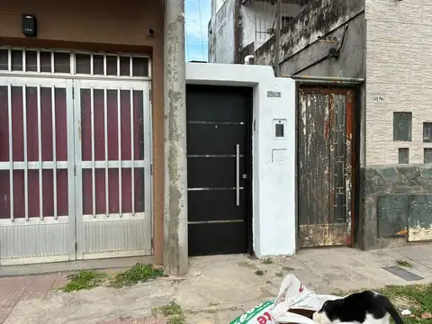 Casa de pasillo con patio y 2 dormitorios - Zona Norte