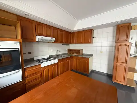 Casa en Alquiler con 2 cocheras