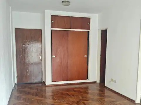 Departamento en Alquiler de un Ambiente, Cocina Indep. Amplia, Baño Completo, Al Contrafrente