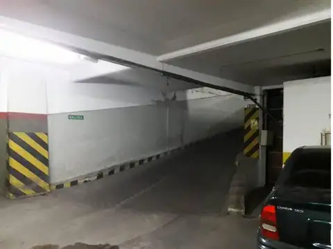 Excelente Cochera  En San Telmo