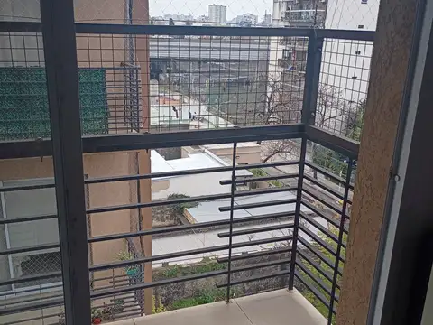 MONOAMBIENTE AMPLO CON BALCON SOBRE AV. RIVADAVIA.