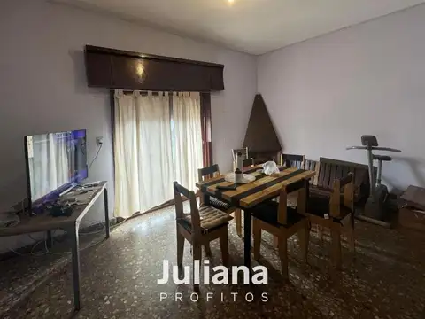 Casa tres ambientes con dos locales y fondo libre - Solano