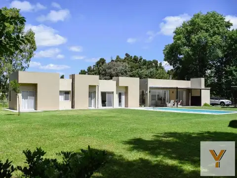 Casa en venta - 5 Dormitorios 4 Baños - Chascomús