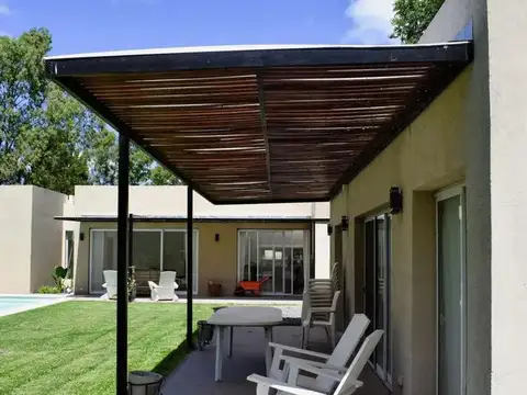 Casa 7 ambientes con 4 baños