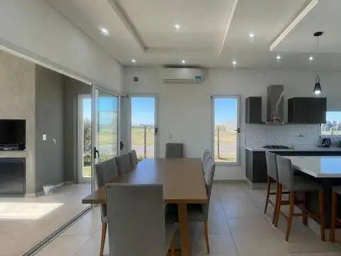 Casa en Venta en Loma Verde, USD 299.000