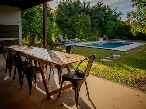 Casa 4 ambientes con 2 baños