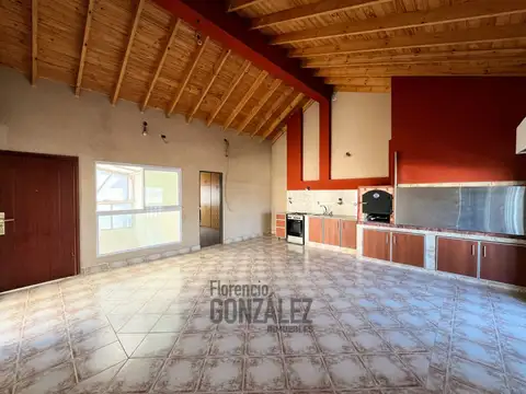 Depto Tipo Casa en Alquiler en Lomas del Mirador, $ 1.150.000