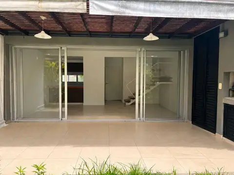 Casa en Alquiler con 1 cochera