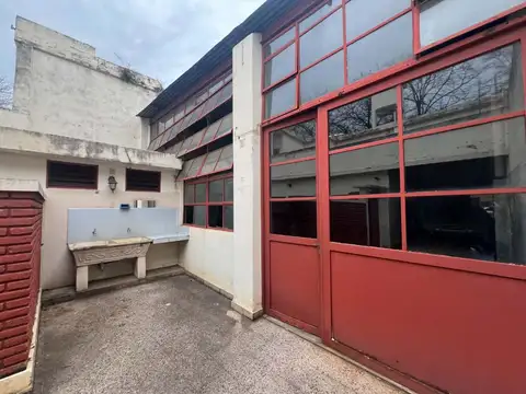 VENTA DEPOSITO CON VIVIENDA  AL FRENTE  COCHERA