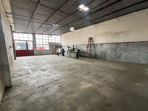 VENTA DEPOSITO CON VIVIENDA  AL FRENTE  COCHERA   
