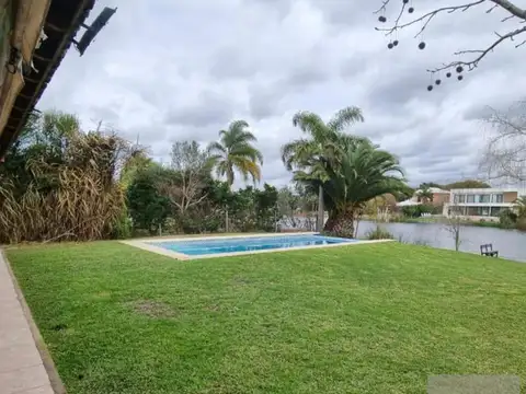 Casa en Venta con 3 cocheras