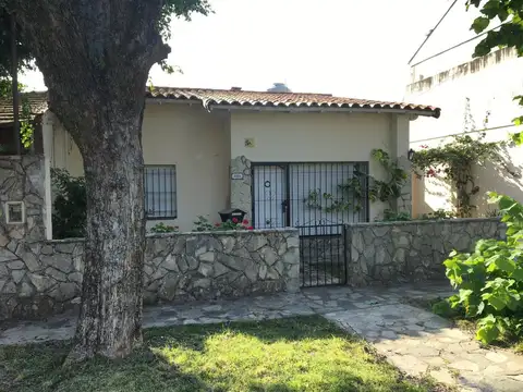 Casa 3 ambientes con patio