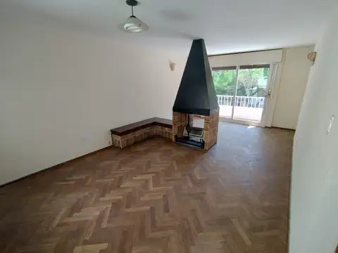 Departamento dos dormitorios con balcón al frente en alquiler - Suipacha al 1300