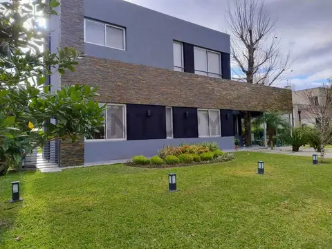 VENTA CASA CASCO DE ALVAREZ- 4 AMBIENTES- PARQUE -PILETA