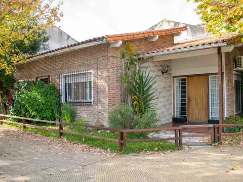 Casa de 3 ambientes con cochera en venta en Martinez