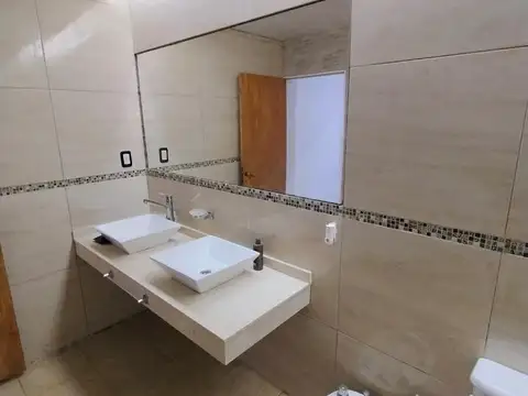 Casa 4 ambientes con 2 baños