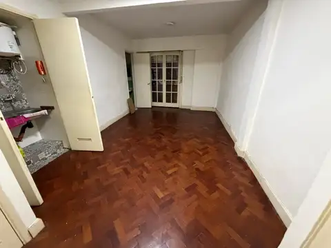 24 De Noviembre 200, Piso 1