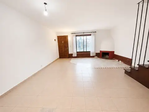 Casa en Alquiler con 2 cocheras