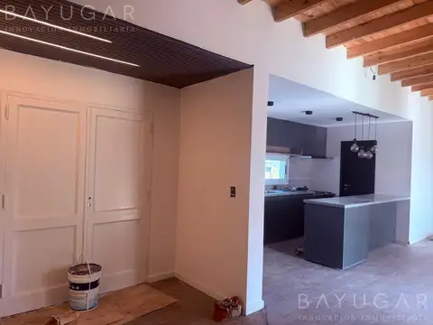 Casa en Venta con 3 cocheras