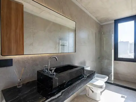 Casa 6 ambientes con 2 baños