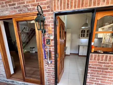 Casa 4 ambientes con 2 baños