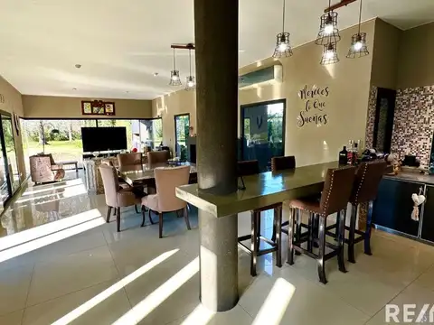 Casa en Venta con 2 cocheras