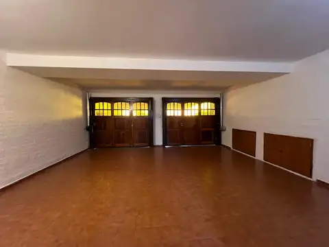Casa en Venta con 4 cocheras