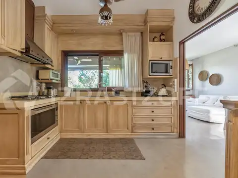 Casa a la venta en lote central en La Martinica