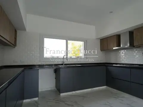 Casa 6 ambientes con 5 baños