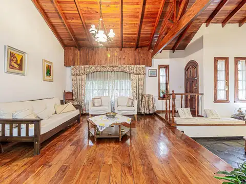 Casa en Villa Adelina con pileta y casa para huéspedes 